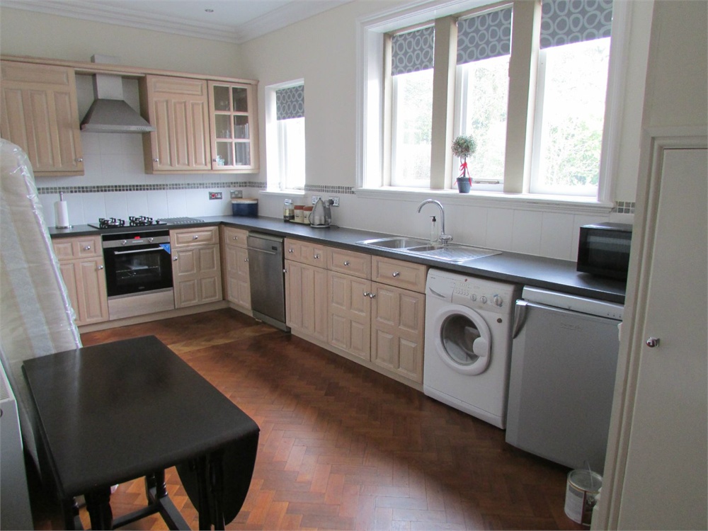182 Huddersfield Road, Thongsbridge, HD9 3TP