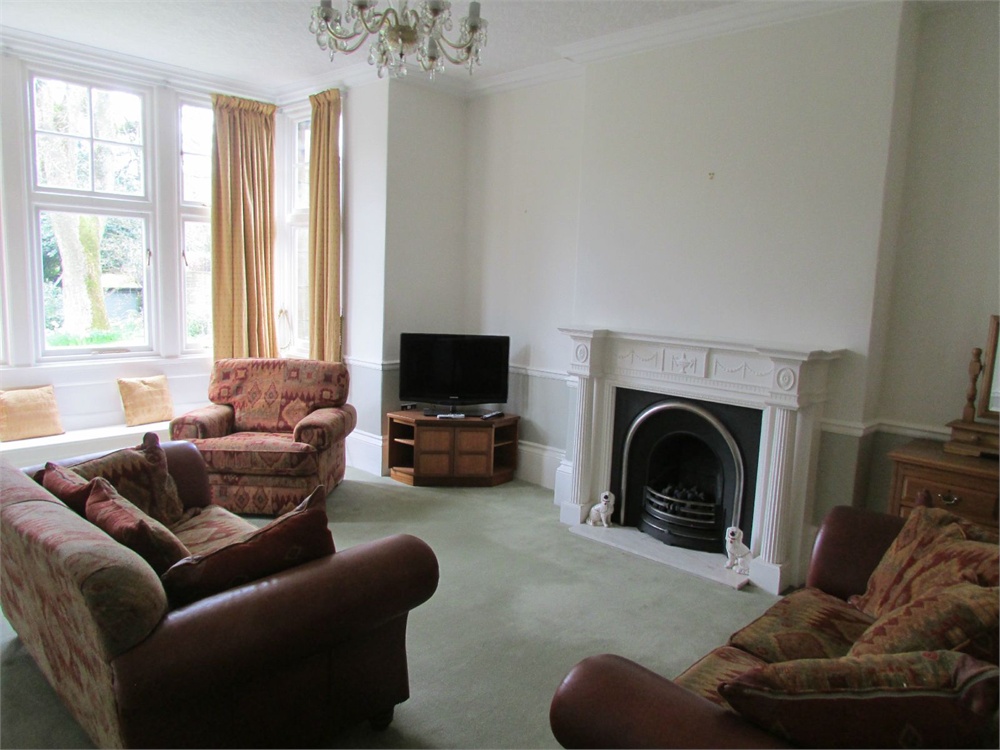 182 Huddersfield Road, Thongsbridge, HD9 3TP