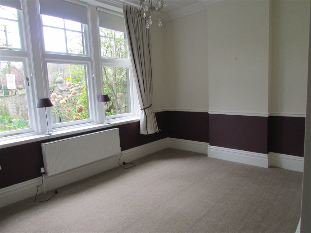 182 Huddersfield Road, Thongsbridge, HD9 3TP