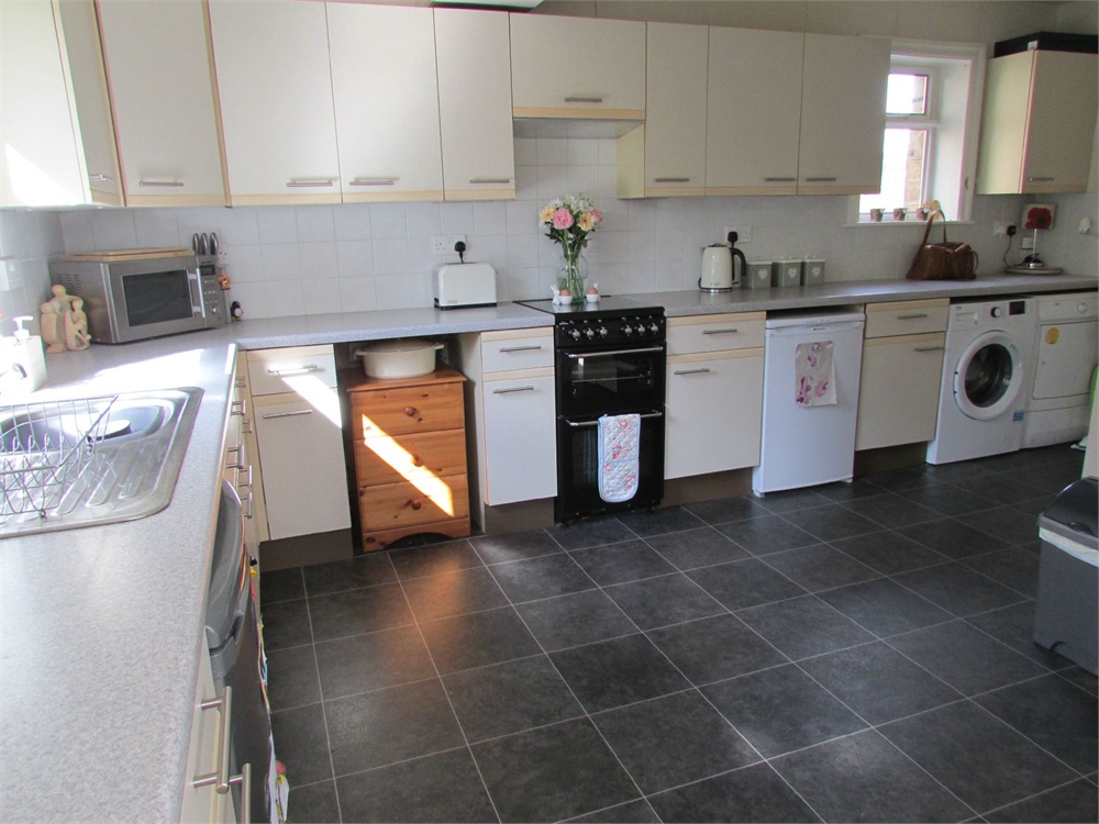 40 Far Banks Honley, Holmfirth, HD9 6NW