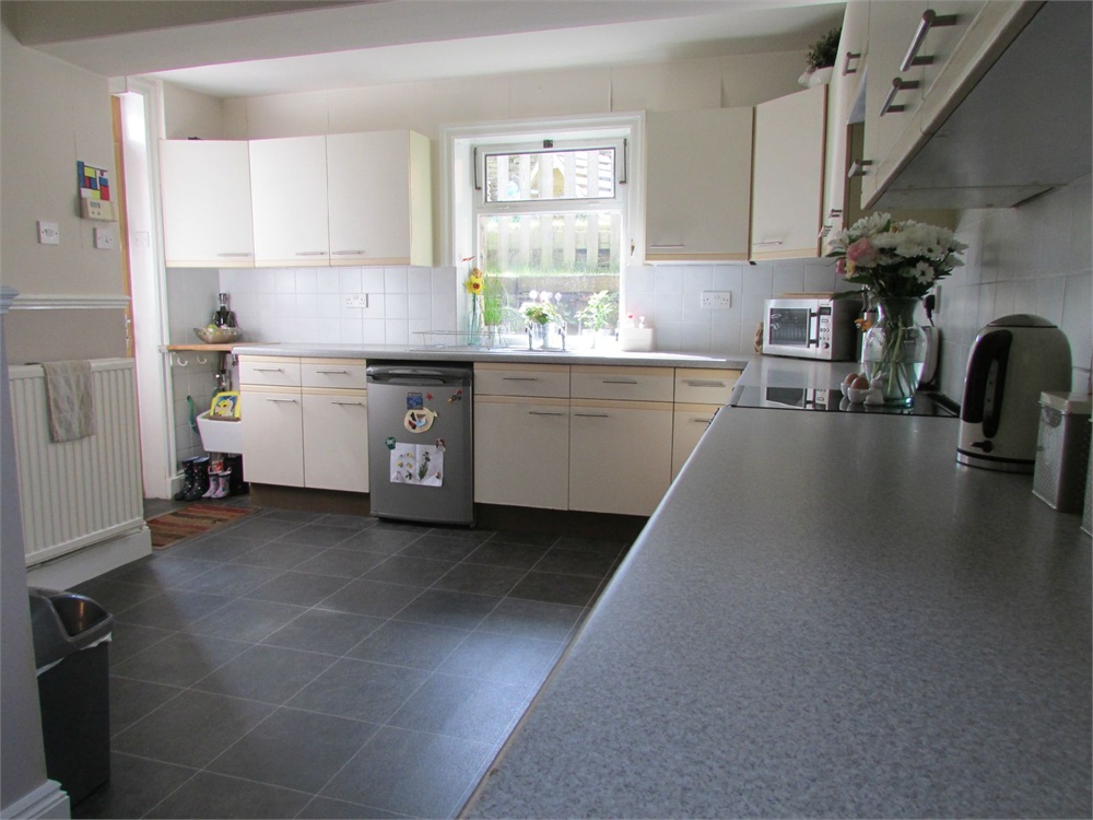 40 Far Banks Honley, Holmfirth, HD9 6NW