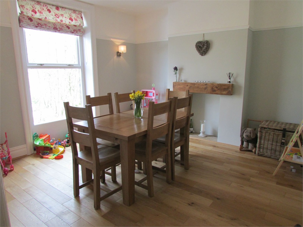 40 Far Banks Honley, Holmfirth, HD9 6NW