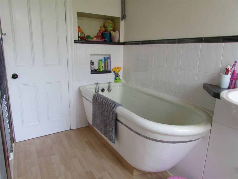 40 Far Banks Honley, Holmfirth, HD9 6NW