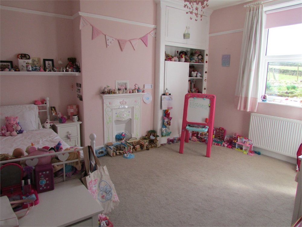40 Far Banks Honley, Holmfirth, HD9 6NW