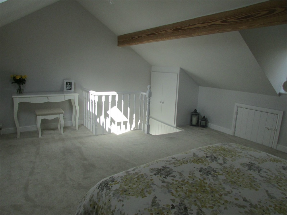 40 Far Banks Honley, Holmfirth, HD9 6NW