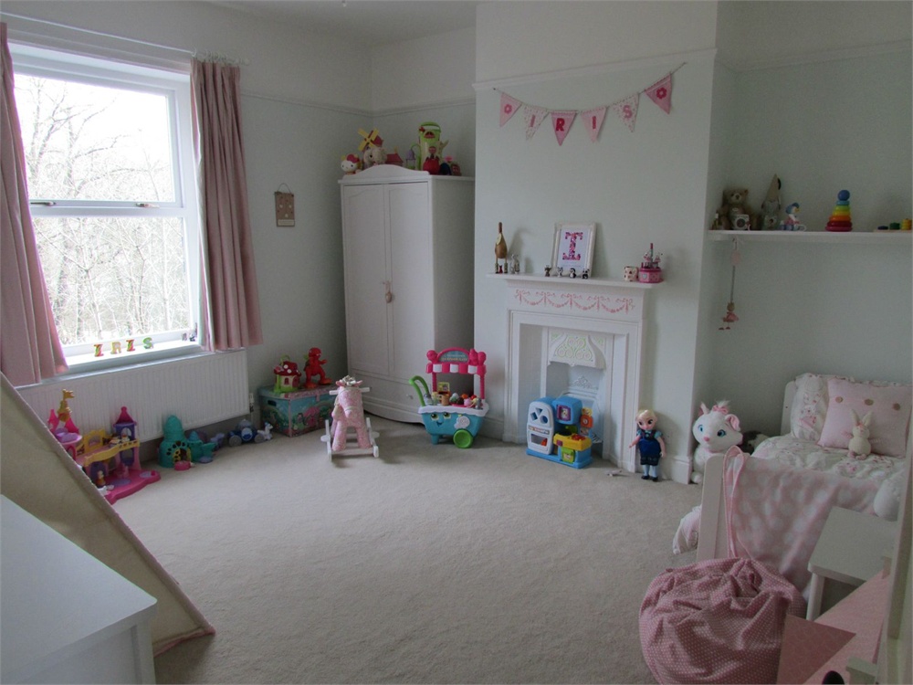 40 Far Banks Honley, Holmfirth, HD9 6NW