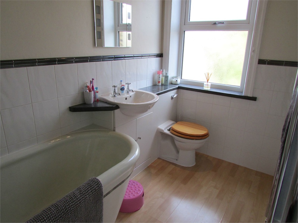 40 Far Banks Honley, Holmfirth, HD9 6NW
