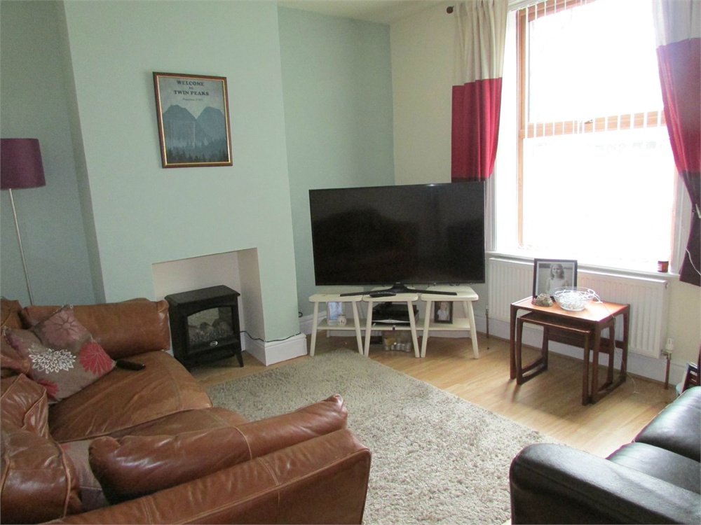 242 Huddersfield Road, Holmfirth, HD9 3TT