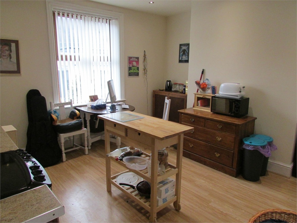 242 Huddersfield Road, Holmfirth, HD9 3TT