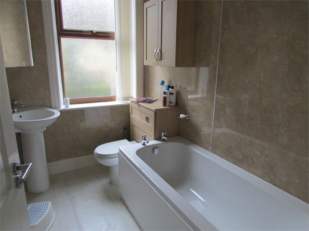242 Huddersfield Road, Holmfirth, HD9 3TT