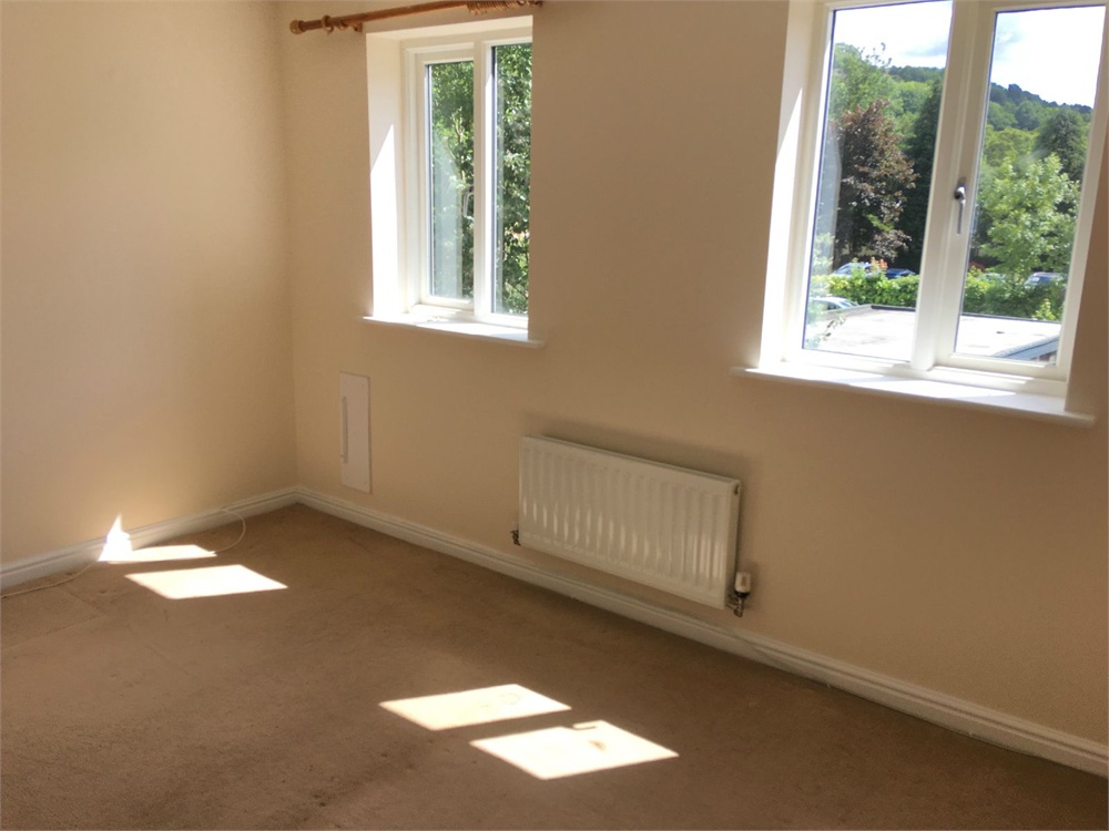 12 Woodland View, Thongsbridge, Holmfirth, HD9 3JE