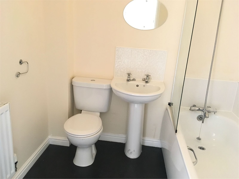12 Woodland View, Thongsbridge, Holmfirth, HD9 3JE