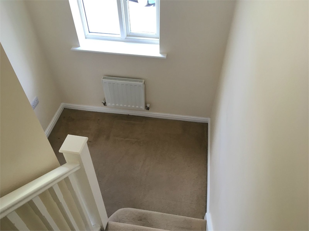 12 Woodland View, Thongsbridge, Holmfirth, HD9 3JE
