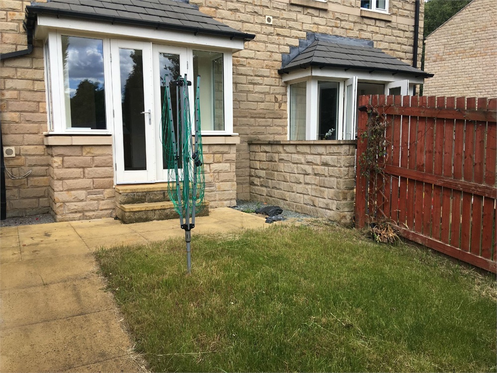 12 Woodland View, Thongsbridge, Holmfirth, HD9 3JE