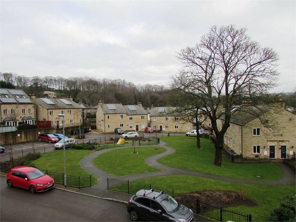 12 Woodland View, Thongsbridge, Holmfirth, HD9 3JE