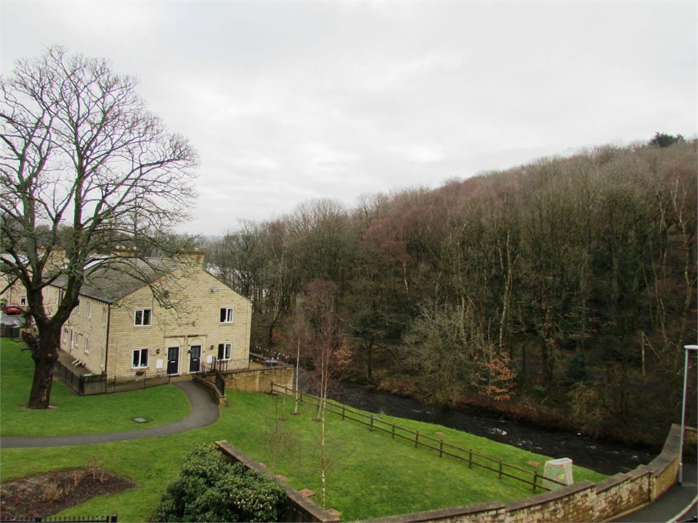 12 Woodland View, Thongsbridge, Holmfirth, HD9 3JE