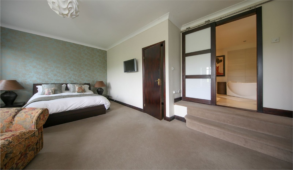 4 Dean Bridge Lane, Hepworth HD9 1TR