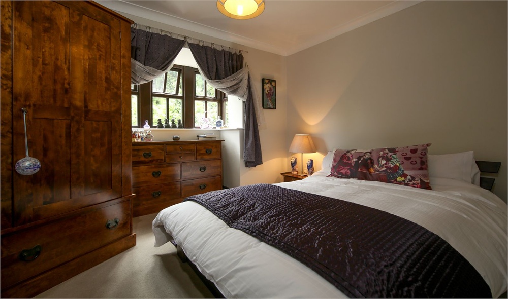 4 Dean Bridge Lane, Hepworth HD9 1TR