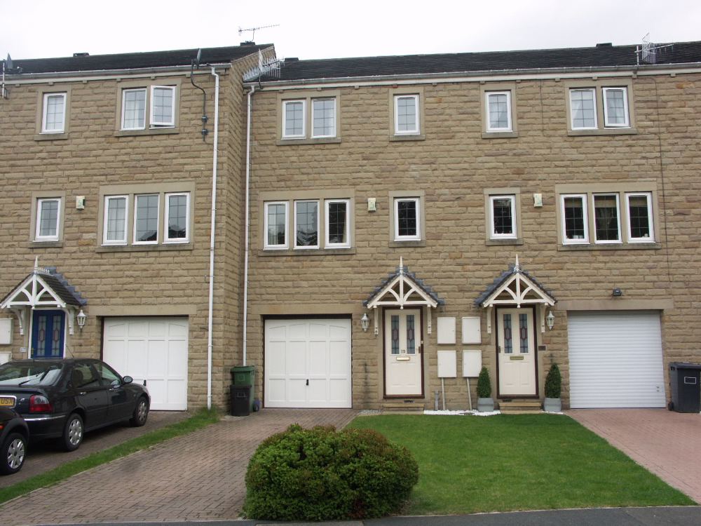 19 Holmebank Mews, Holmfirth, HD9 7EA