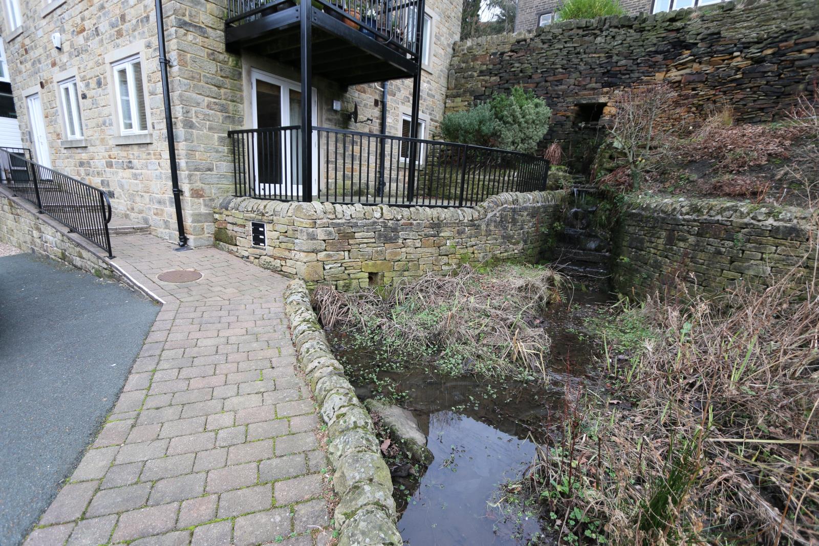 112 Underbank Old Road, Holmfirth, HD9 1AS