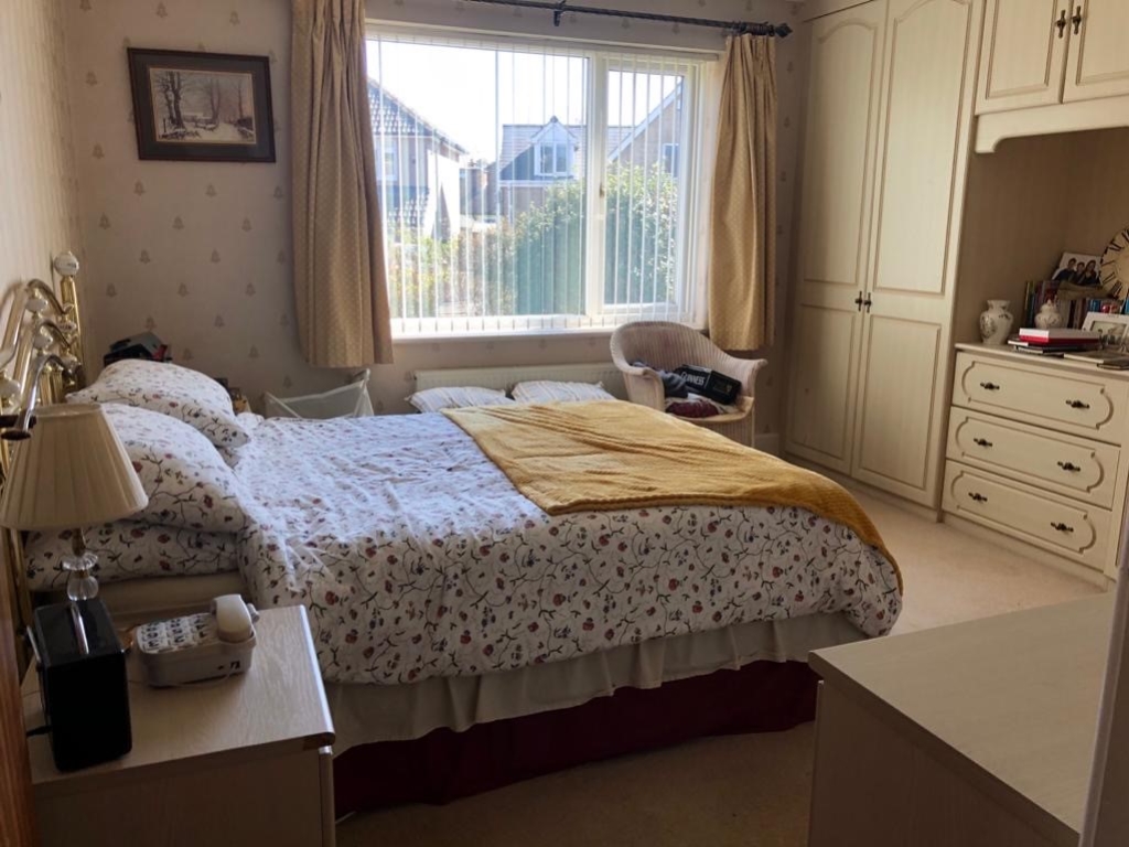 44 Long Fallas Crescent, Brighouse HD6 3TN