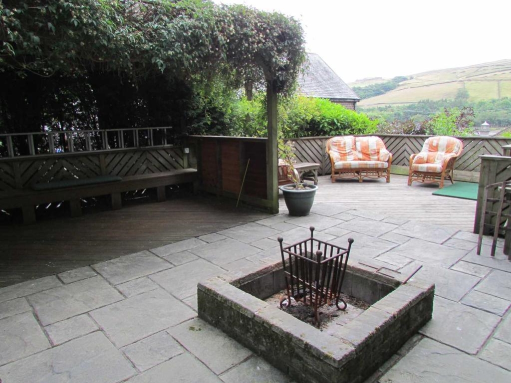 1 Wheat Close, Holmbridge, Holmfirth, HD9 2QL