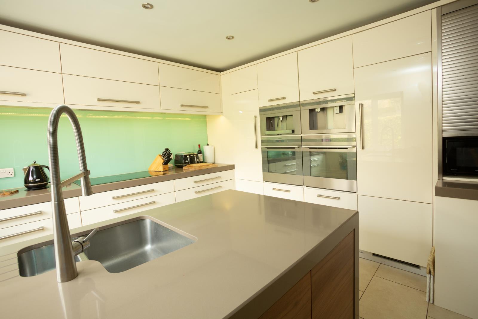 28 Allergill Park, Upperthong, Holmfirth, West Yorkshire HD9 3XH