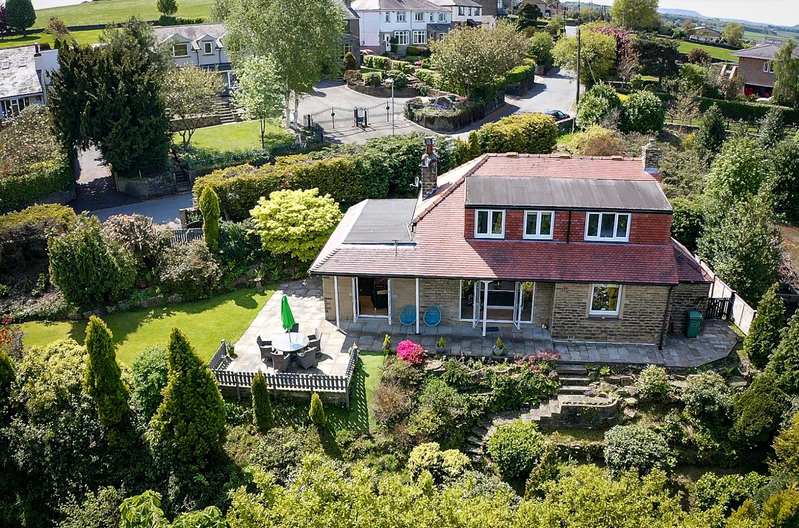 96 Far Banks Honley, Holmfirth, West Yorkshire HD9 6NW