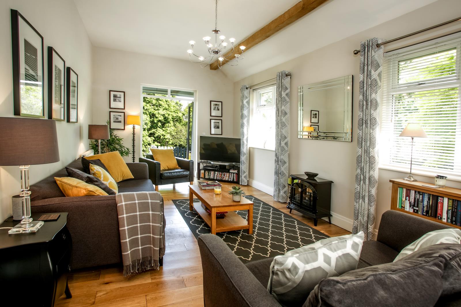 96 Far Banks Honley, Holmfirth, West Yorkshire HD9 6NW