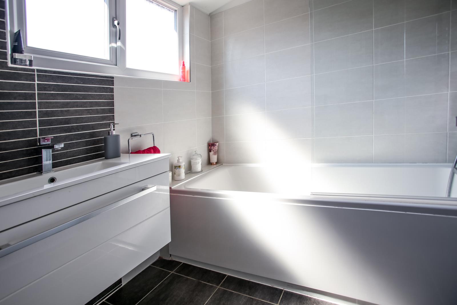 96 Far Banks Honley, Holmfirth, West Yorkshire HD9 6NW