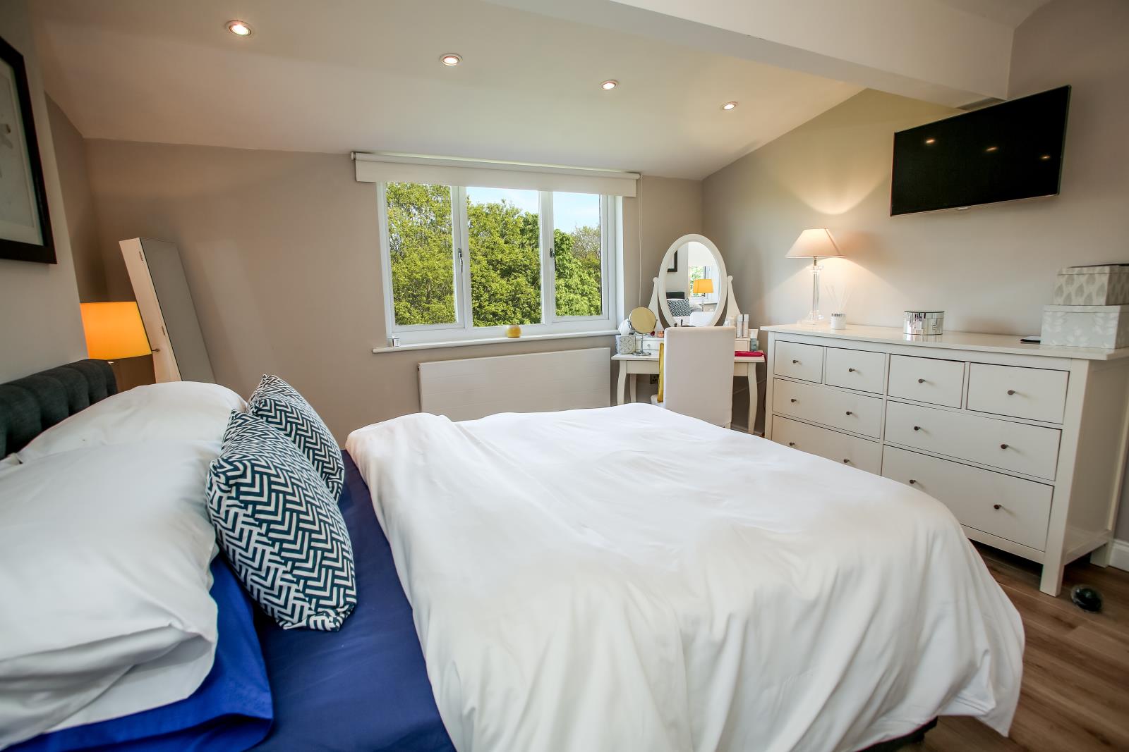 96 Far Banks Honley, Holmfirth, West Yorkshire HD9 6NW