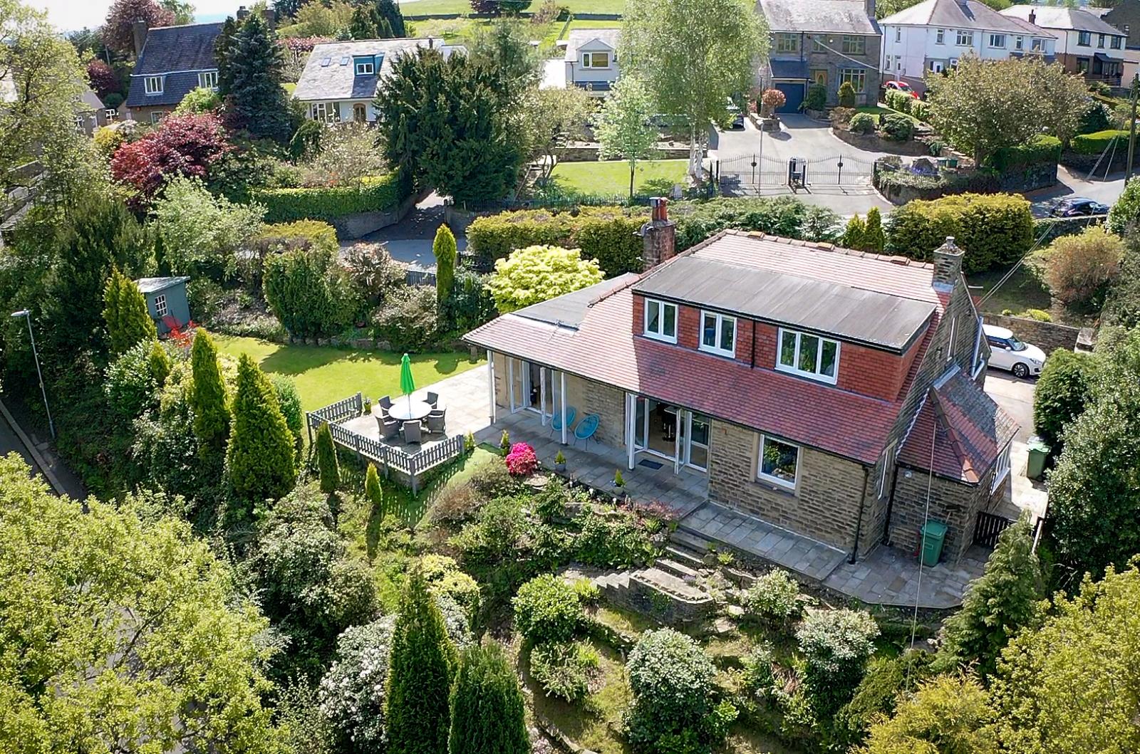 96 Far Banks Honley, Holmfirth, West Yorkshire HD9 6NW