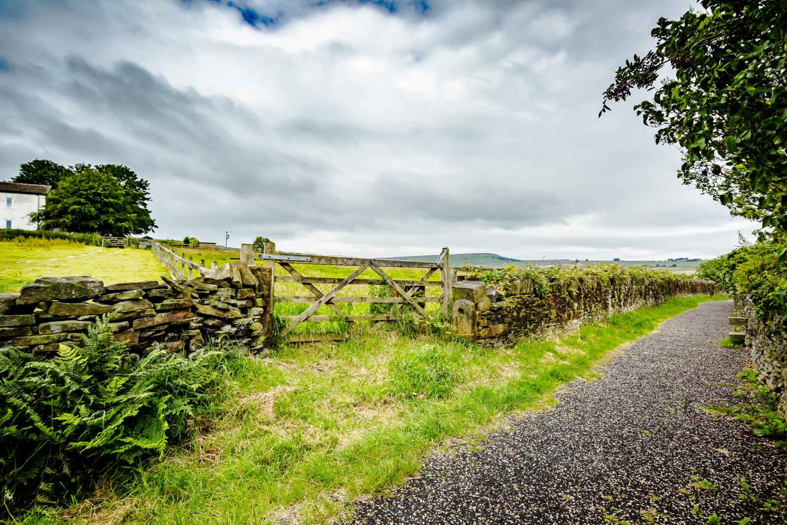Heather Road, Meltham, Holmfirth, West Yorkshire HD9 4HT