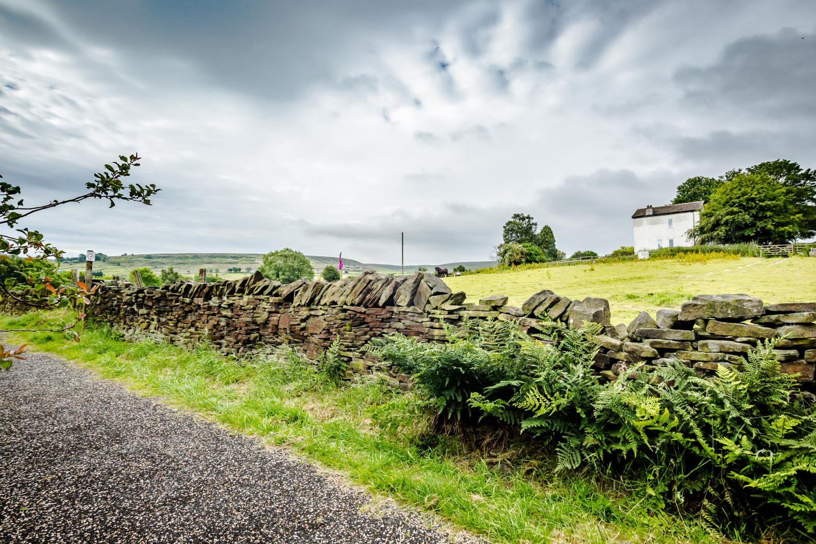 Heather Road, Meltham, Holmfirth, West Yorkshire HD9 4HT