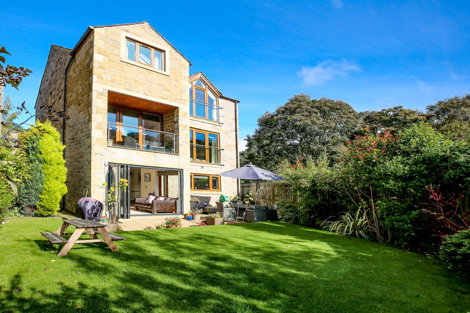 16 Victoria Mills, Holmfirth HD9 2TP
