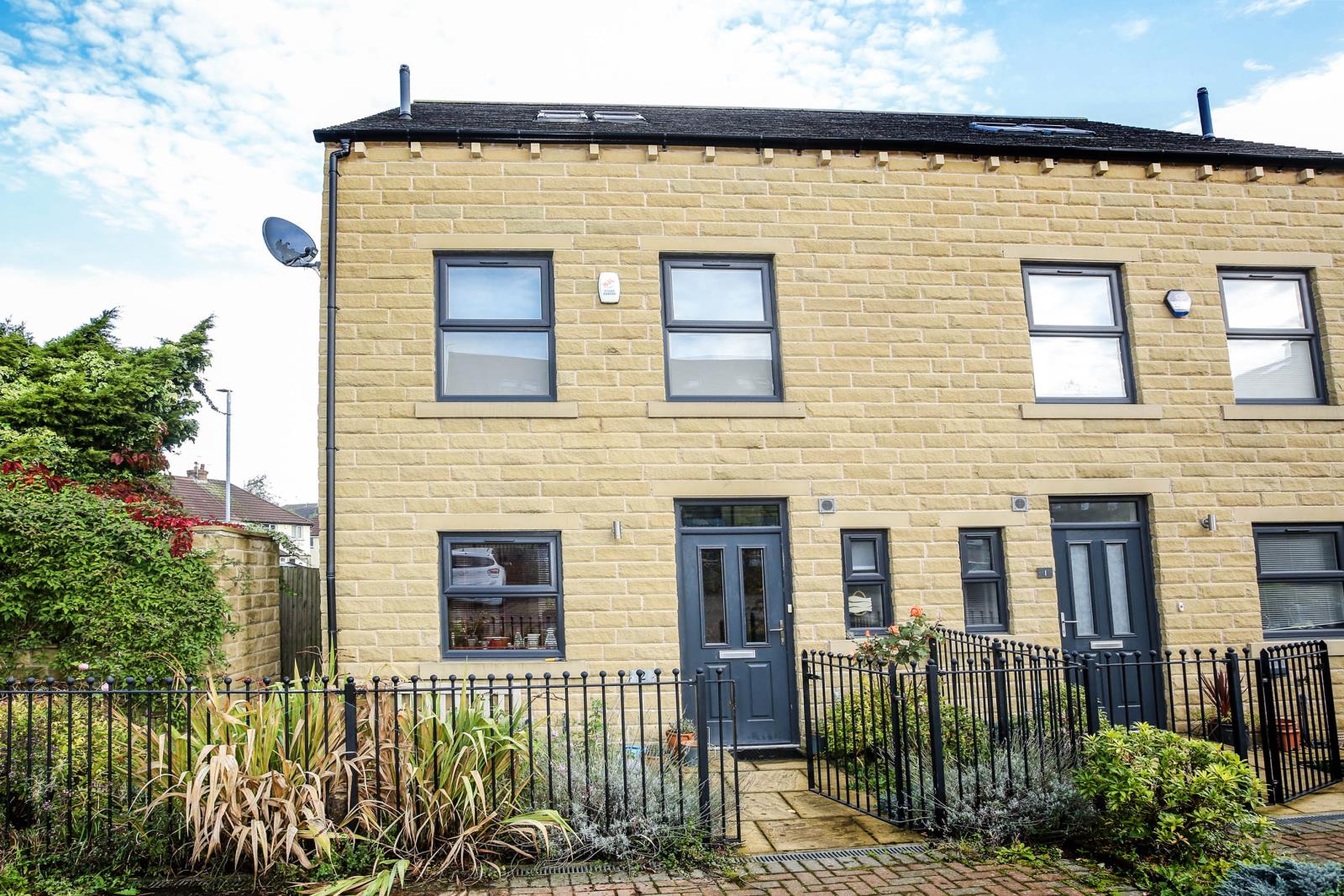 2 Bradshaw Gardens, Honley, Holmfirth, HD9 6BL