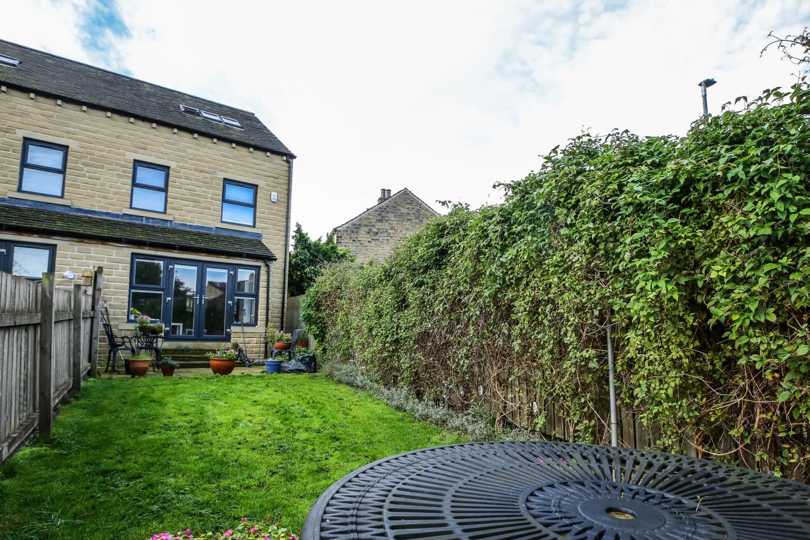 2 Bradshaw Gardens, Honley, Holmfirth, HD9 6BL