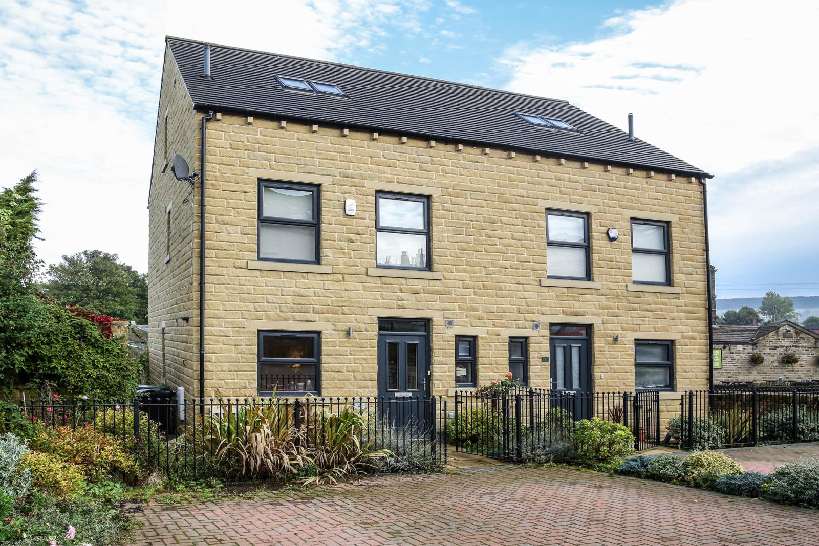 2 Bradshaw Gardens, Honley, Holmfirth, HD9 6BL